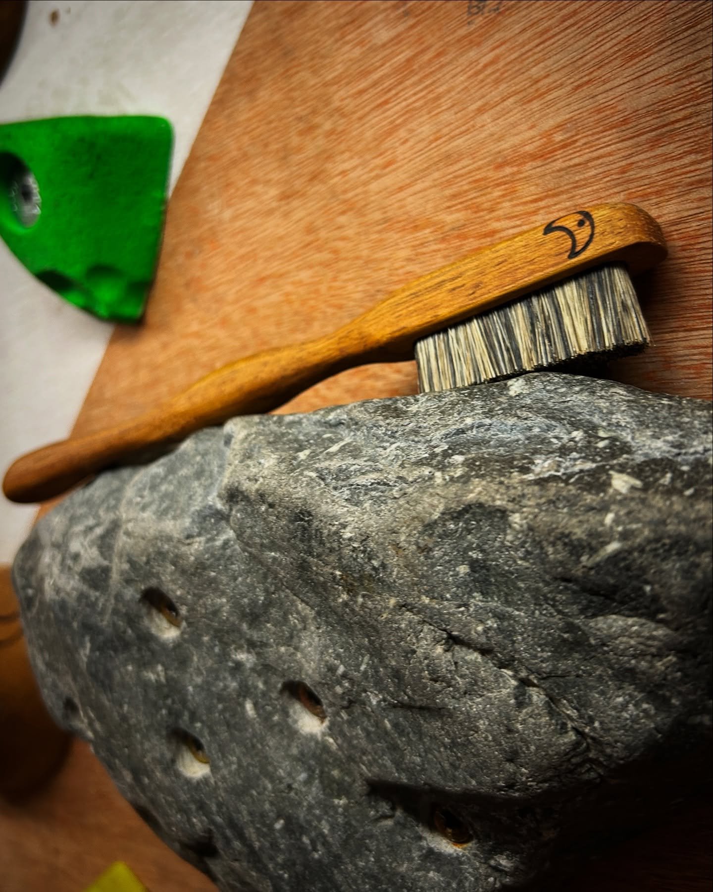 Small dark boars hair brushes perfect for cleaning up those little holds. Densely packed premium boars hair with handmade reclaimed iroko or oak handles made in my tiny workshop in Brighton, UK.
.
.
#Bouldering #boulderinglife #climbing #woodenholds 