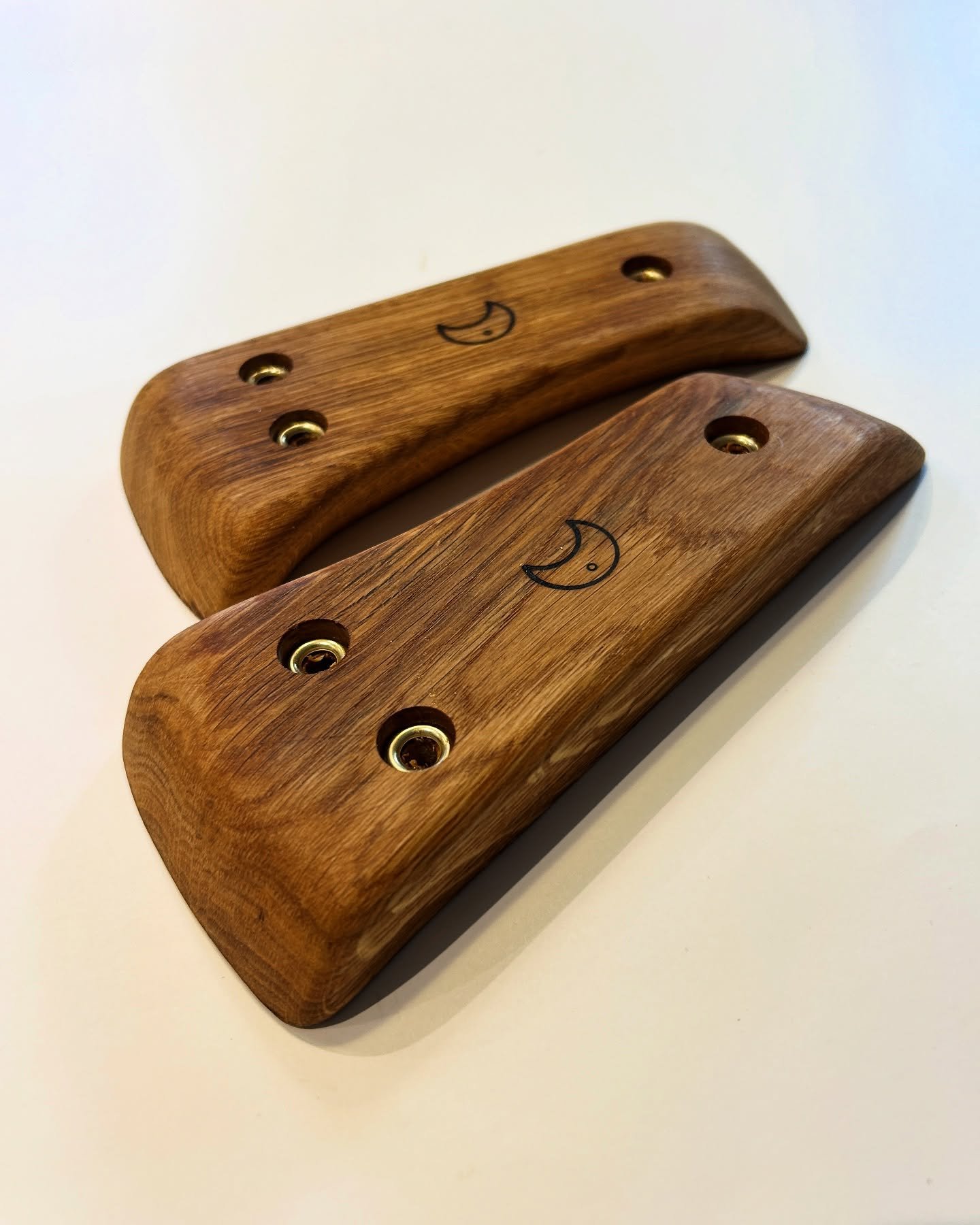 One of my favourite hold shapes. Super versatile for setting. Tapered oak pinch with positive incut and a more neutral edge. If you struggle with pinches these are really nice as your hand drops into the taper. Flip them round for a harder grip or se
