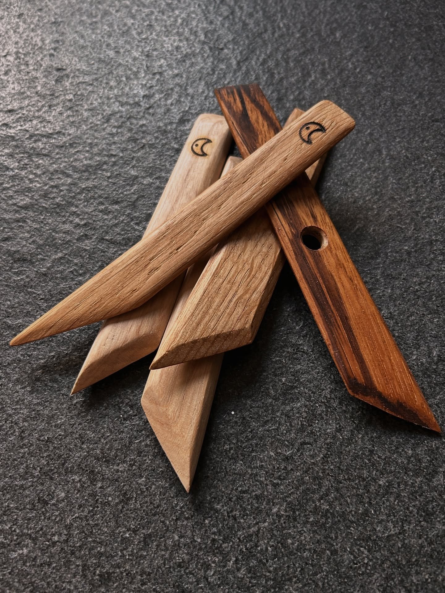 Handmade Trimming and forming knifes made in oak, ash and zebrano.
.
.
.
#Pottery #potterylove #potterylife #potterytools #ceramics #ceramictools #ceramics
