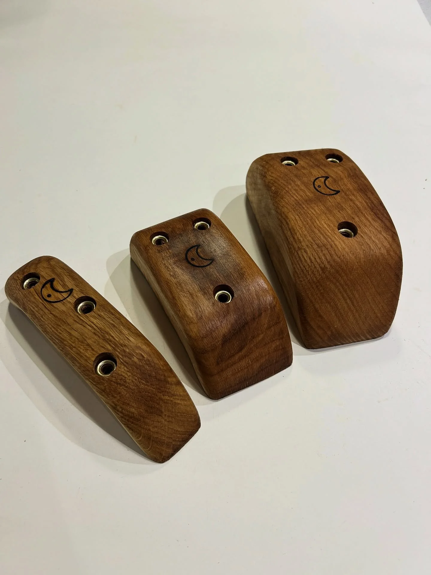 Set of 3 oak pinches. Comfortable incut with a nice rounded edge in a mix of sizes heading off to France to add to a spray wall.
.
.
#Bouldering #boulderinglife #climbing #woodenholds #climbingtraining #boulderingtraining #rockclimbing #climbingholds