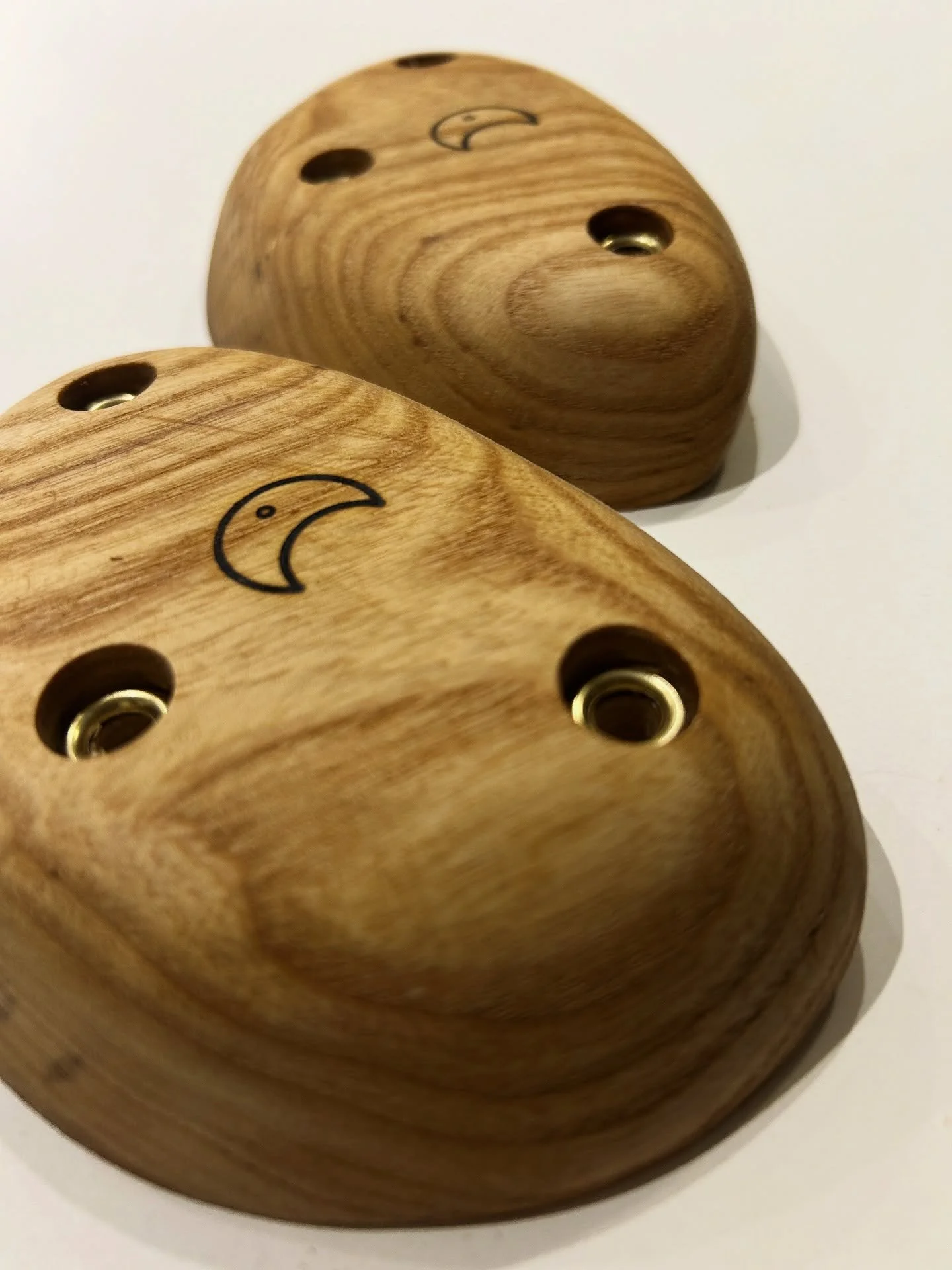 Awesome grain on these oak holds. Slightly curved rounded edge for a super comfortable grip. Available on the webshop now.
.
.
.
#Bouldering #boulderinglife #climbing #woodenholds #climbingtraining #boulderingtraining #rockclimbing #climbingholds #bo