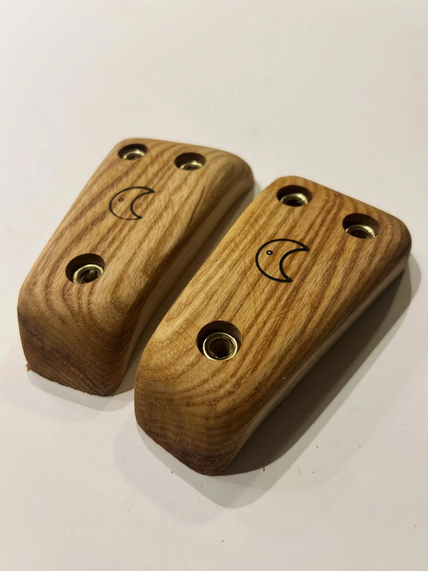 Oak hardwood little Pinches slightly incut on one side for a positive hold and a slight taper too. 
The pinches are 135mm long. They taper from 60mm to 40mm in width and are 30mm deep  Lovely little hold that can be set as a pinch or an edge dependi