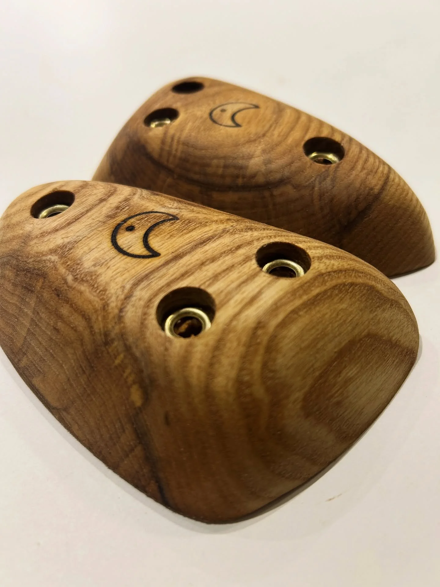 Oak 30mm edge.  Nicely in cut for a positive hold. Super nice grain on this beautiful oak hold.
.
.
.
#Bouldering #boulderinglife #climbing #woodenholds #climbingtraining #boulderingtraining #rockclimbing #climbingholds #bouldering_is_my_passion