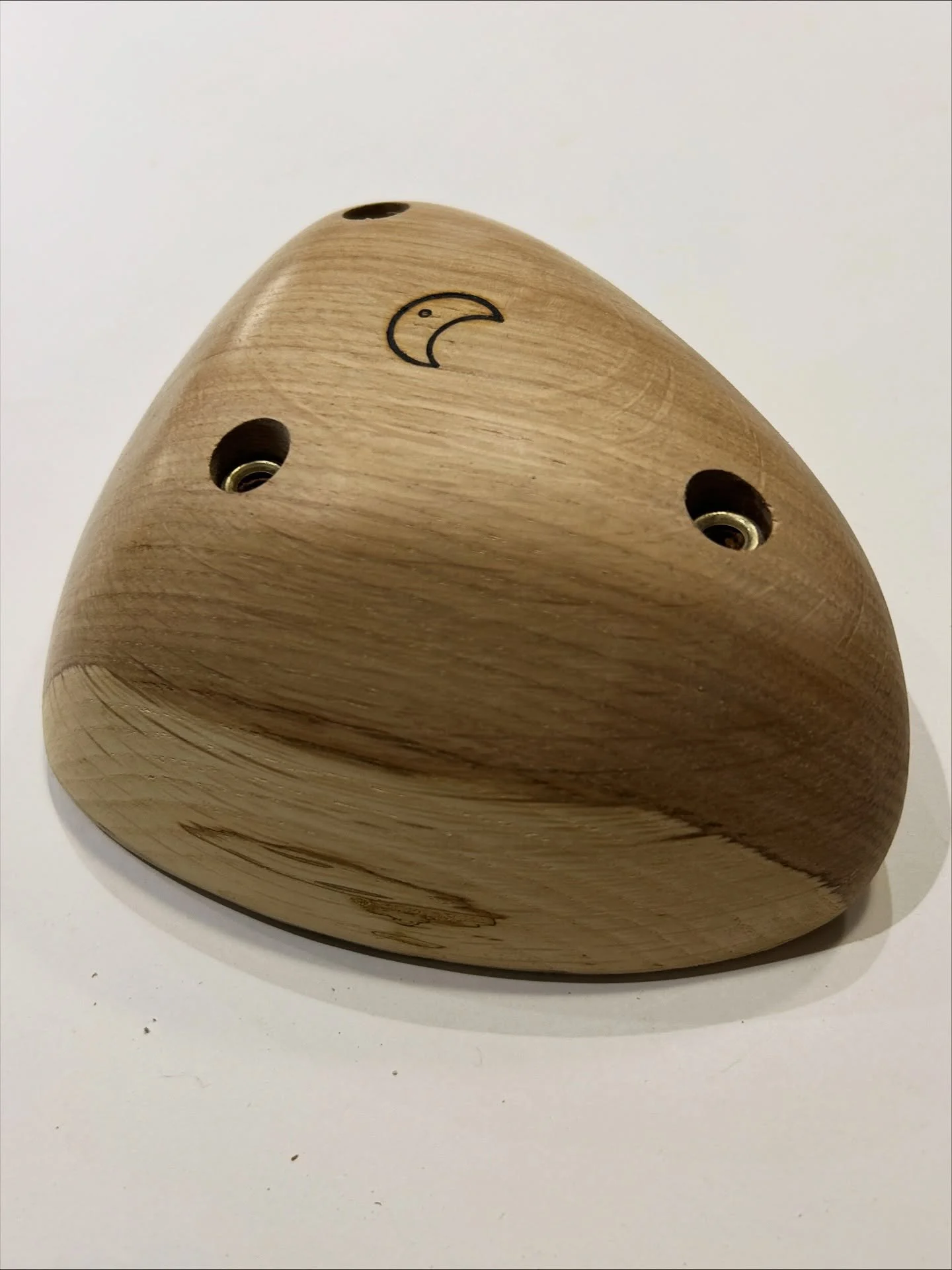 Some lovely character in this massive oak sloper. Big rounded edges for a full 3 pad open hand grip. .
.
.
.
.
.
#Bouldering #boulderinglife #climbing #woodenholds #climbingtraining #boulderingtraining #rockclimbing #climbingholds #escaladebloc #bloc