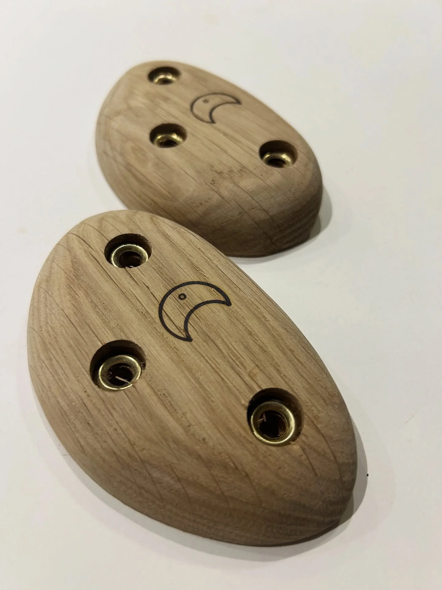 18mm oak crimps. Lovely curved edge for a comfortable grip. Perfect space fillers. These guys are heading off to Sheffield to be added to a home wall. 🤙
.
.
.
#Bouldering #boulderinglife #climbing #climbingtraining #boulderingtraining #climbingwall 