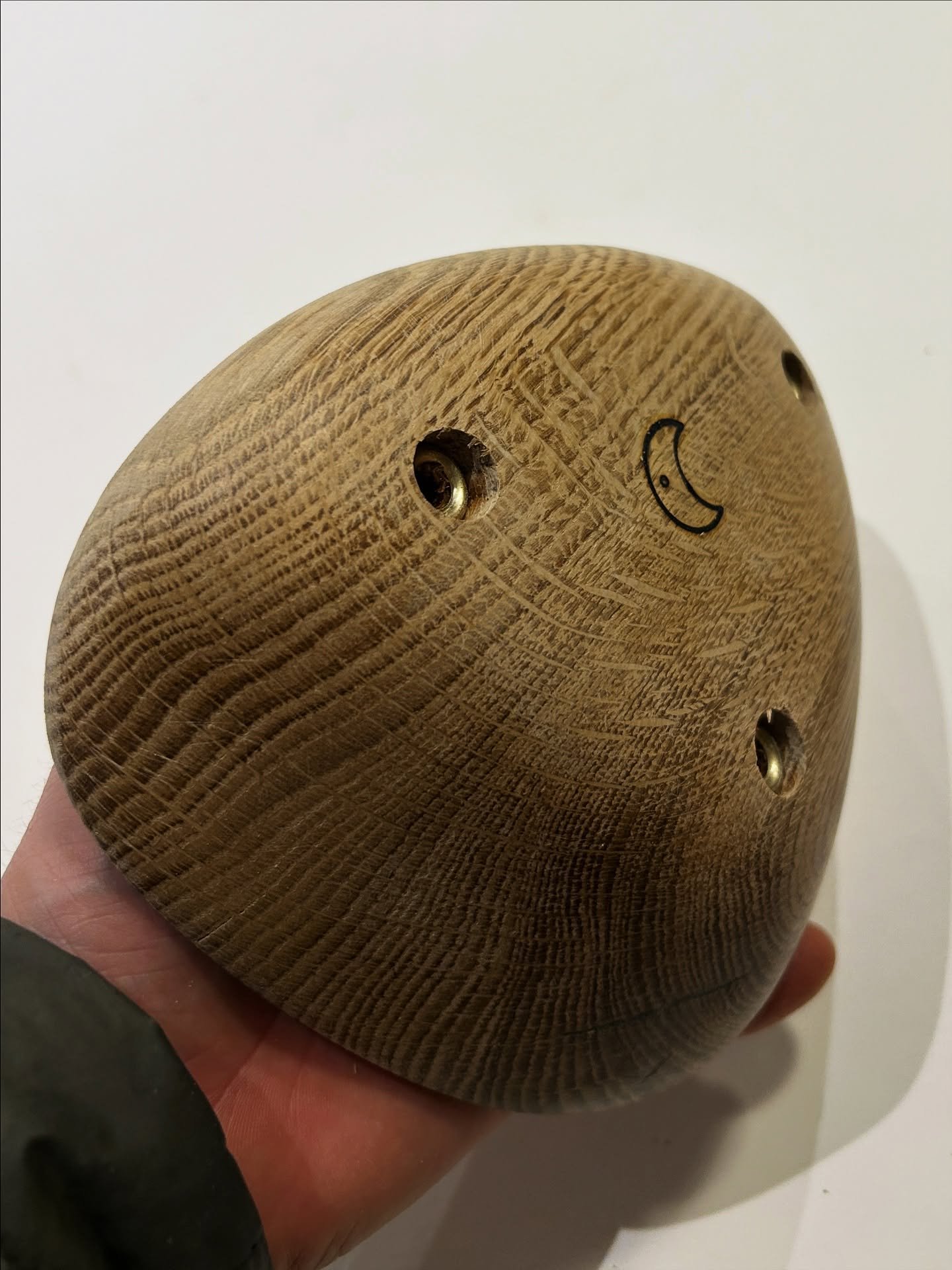 Chunky sloper in oak. 55mm deep with a big rounded edge for a nice sloper style hold. Incut at the back for a bit of bite. 
.
.
.
#Bouldering #boulderinglife #climbing #woodenholds #climbingtraining #boulderingtraining #rockclimbing #climbingholds #e
