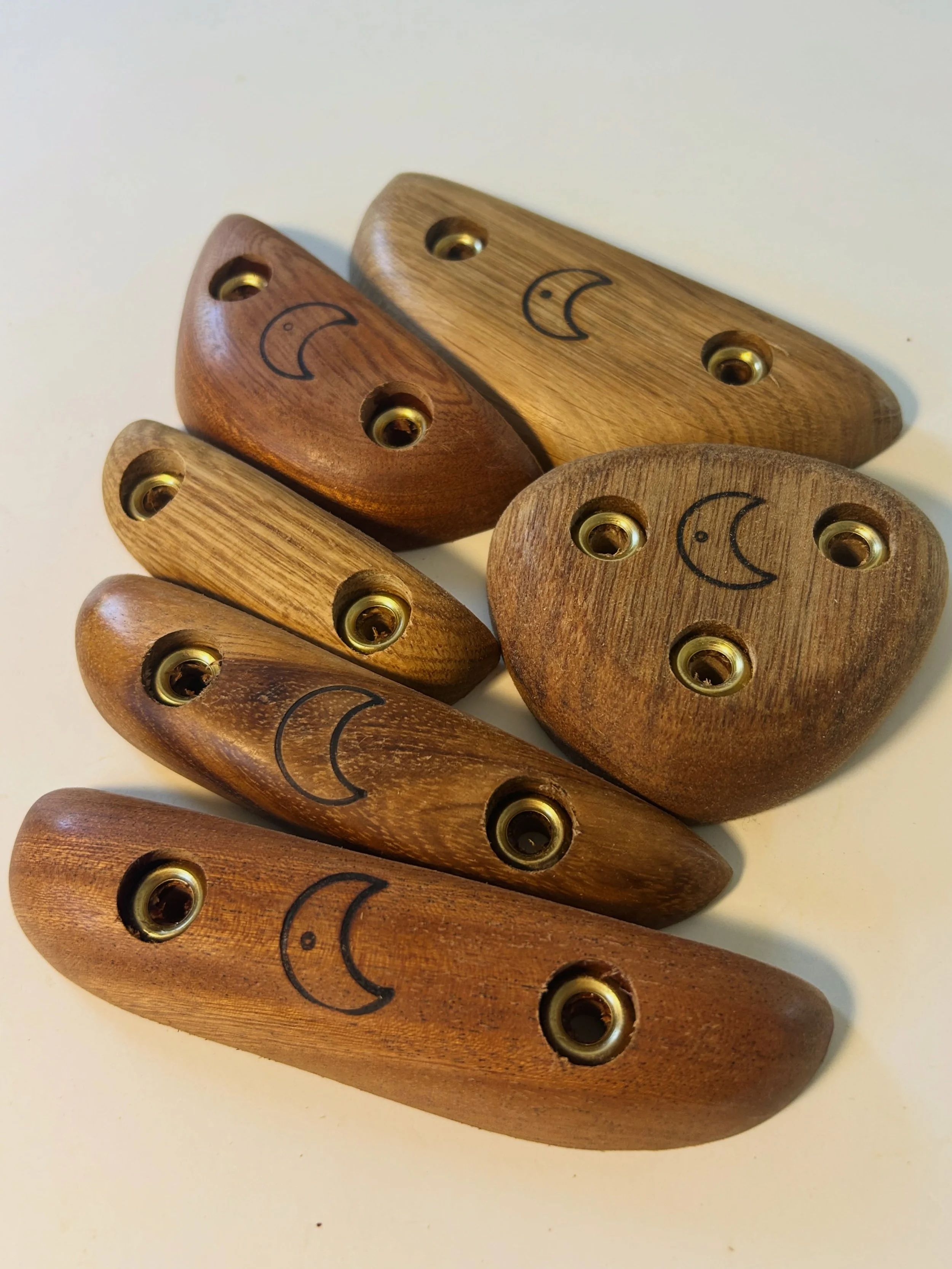 Set of small crimps in a mix of oak, balau, sapele and acacia. Perfect for gap filling or just setting a nice crimpy route. DM for details or check out the webshop for these and other holds, sets, brushes and hangs. 🤙