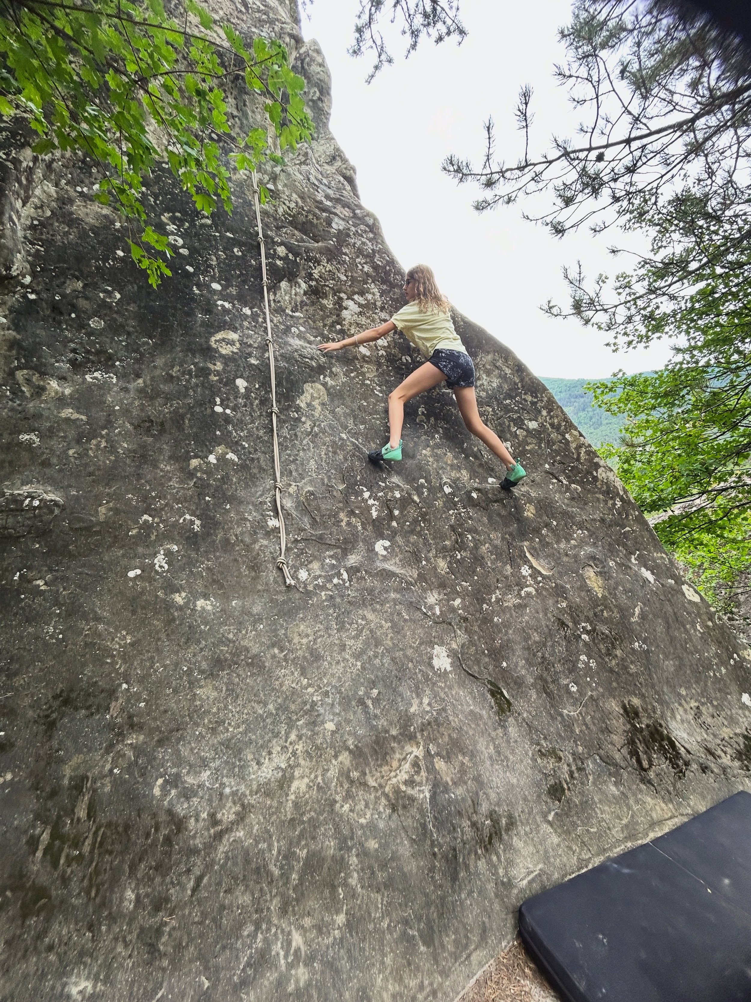 Spent the day work out way around some of the 2022 #Annotbloc circuit. Some super fun climbs , The rock is really similar to Fontainebleau with some stunning views and egg rock hanging from a chain too? Will be hitting up some of the other years circ