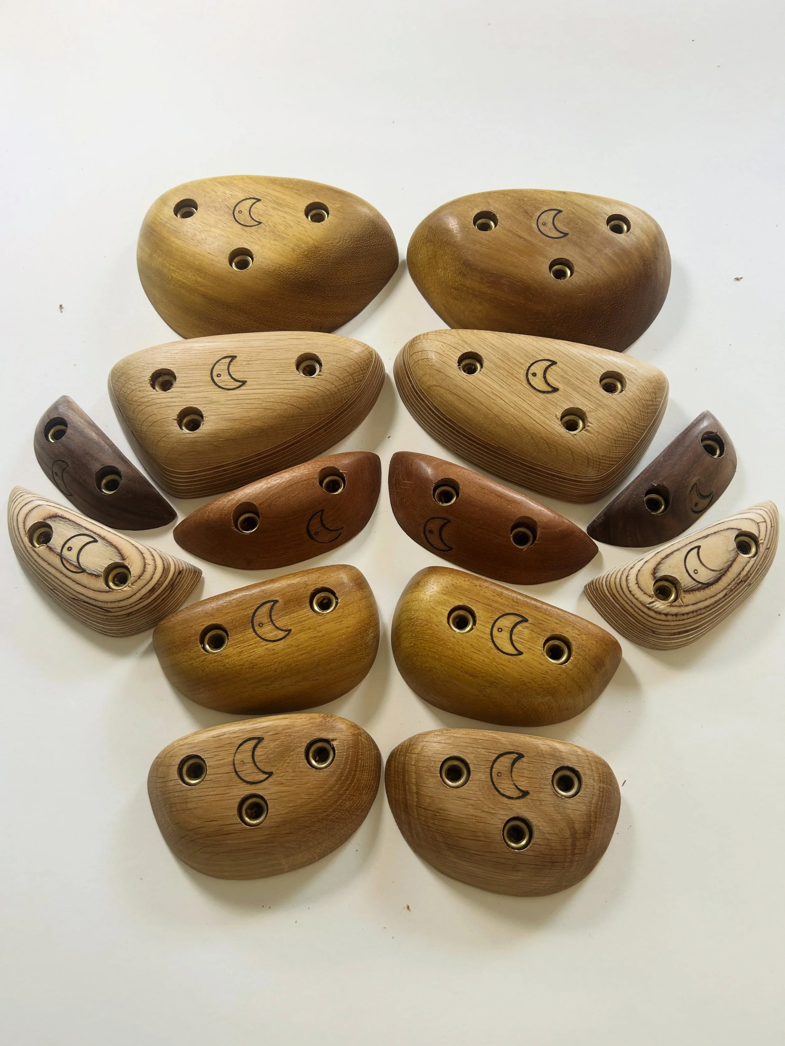 New mirror set up on the webshop. A good mix of woods and edges in this set. Some nice slopers, crimps with a selection of rounded edges for comfort. 
.
.
.
#Bouldering #climbing #woodenholds #climbingholds #escaladebloc