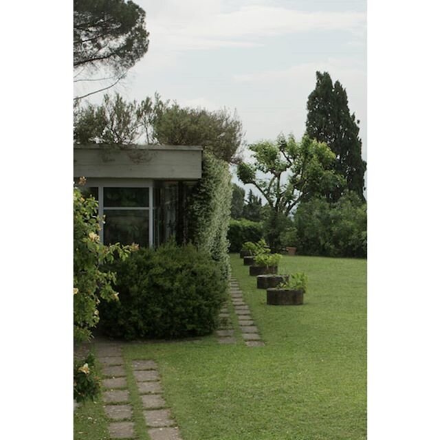 A natural terrace nestled in the southern Fiesole hillside. Enclosed by hedges and oleanders, the longitudinal lawn of Villa Rondinelli becomes a projection and extension of the architectural space. 🌿🏢 📷: @gabrielenovasi

#villarondinelli #pietrop