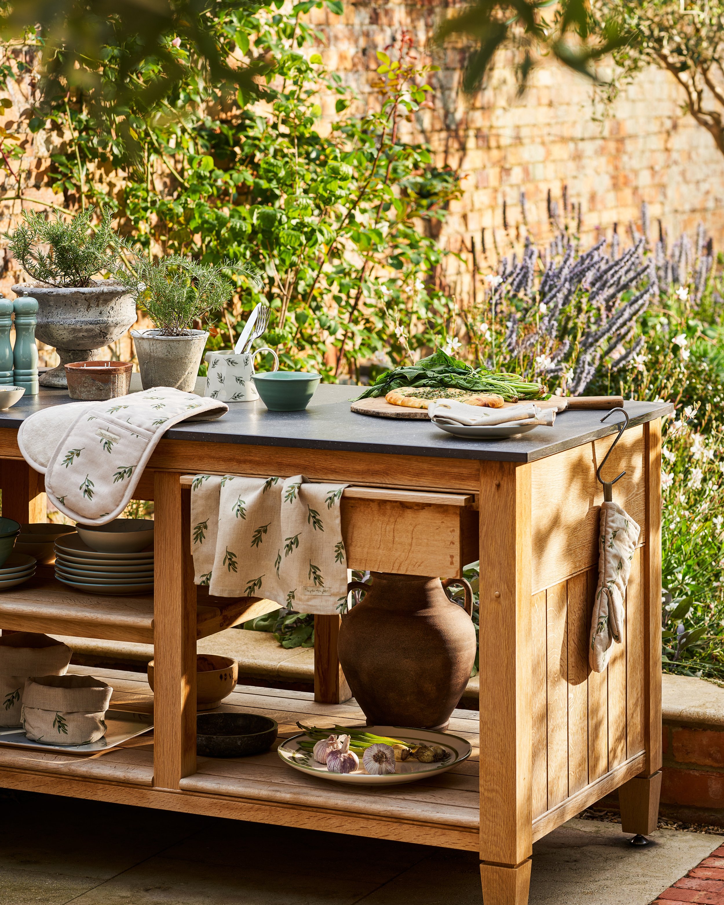 SS25-OLIVE-OUTDOOR-KITCHEN-HERO-PORTRAIT-2.jpg