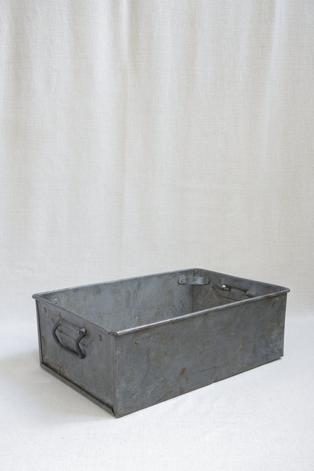 23-10_vintage-industrial-steel-crate_2.jpg