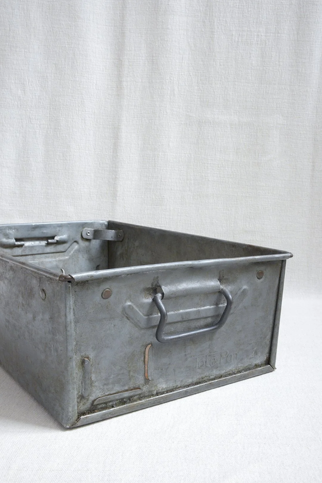 23-10_vintage-industrial-steel-crate_5.jpg