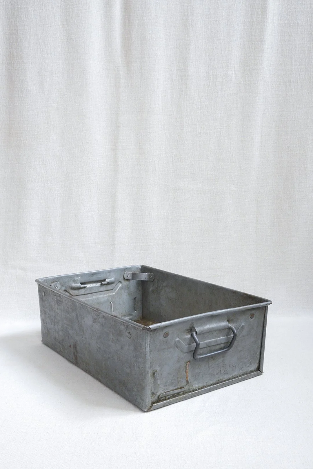23-10_vintage-industrial-steel-crate_3.jpg