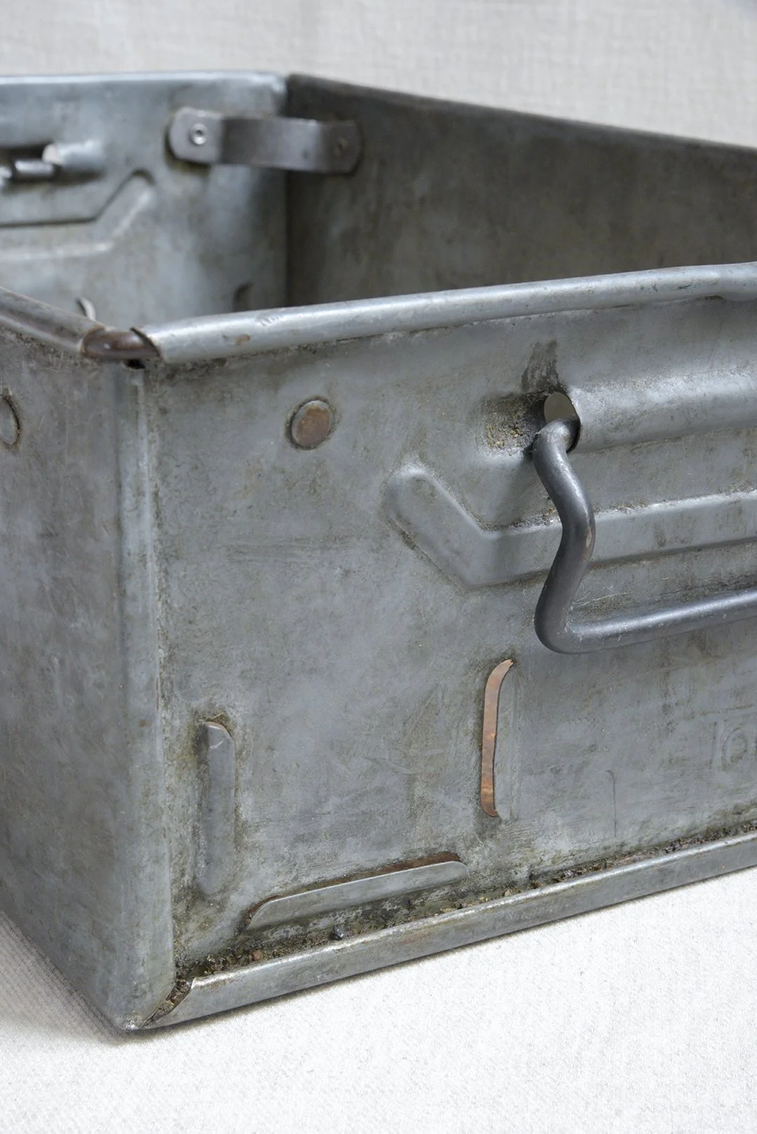23-10_vintage-industrial-steel-crate_6.jpg