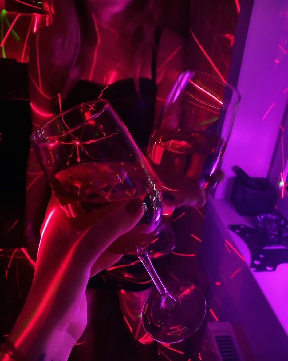 &spades;️ Cheers, honey. 🍷

𝗥𝗲𝘀𝗲𝗿𝘃𝗮𝘀 &amp; 𝗚𝘂𝗲𝘀𝘁 𝗟𝗶𝘀𝘁: 
📞 934 719 387 
✉️ reservas@soholisbon.com
📍 Rua de Cascais, 53, Alc&acirc;ntara

#lisbon #sohoclub #lisbonsohoclub #nightclub #clubbingnight #nightclub #lisbonnightlife #alca