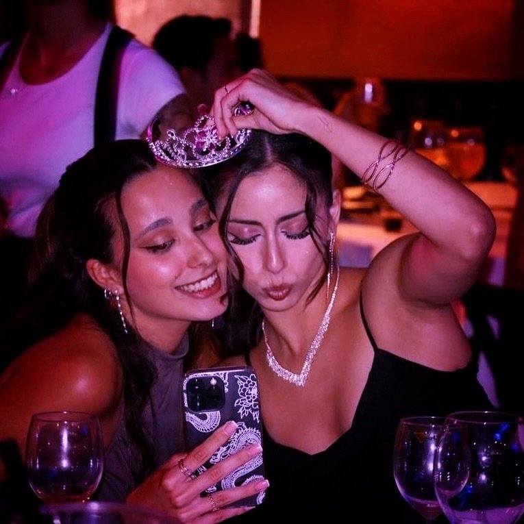 &spades;️ Laughter, good vibes, and unforgettable memories with the best crew! 💫👯&zwj;♀️🍷

📸 @mafalda_rey

𝗥𝗲𝘀𝗲𝗿𝘃𝗮𝘀 &amp; 𝗚𝘂𝗲𝘀𝘁 𝗟𝗶𝘀𝘁: 
📞 934 719 387 
✉️ reservas@soholisbon.com
📍 Rua de Cascais, 53, Alc&acirc;ntara

#lisbon #so