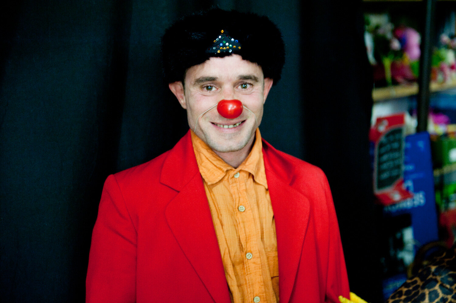  Un homme en situation précaire découvre le spectacle clownesque. Avec Caritas France. Toulon, France. Février 2013 // A man in a precarious situation discovers the clowning spectacle. With Caritas France. Toulon, France. February 2013. 