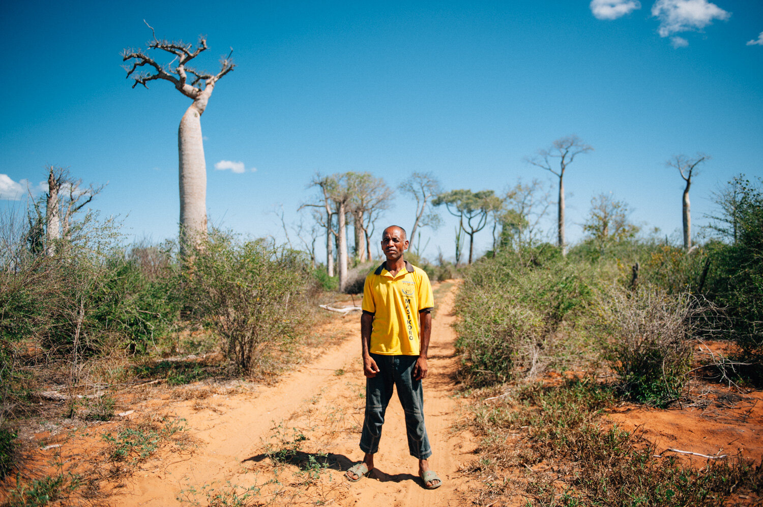  M. ETOKOENE préside une association de défense des droits humains face aux entreprises minières. Avec Caritas France. Soalara, Madagascar. Mai 2018 // Mr. ETOKOENE chairs a human rights association against mining companies. With Caritas France. Soal