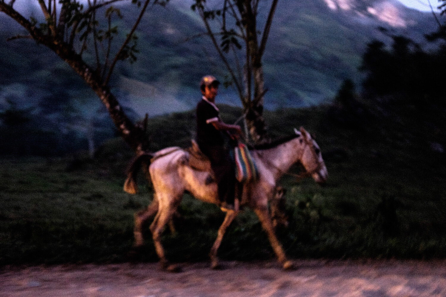  Un paysan part travailler au petit matin. Avec Caritas France. Jolnichtie, Chiapas, Mexique. Février 2016 // A peasant leaves for work in the early morning. With Caritas France. Jolnichtie, Chiapas, Mexico. February 2016. 