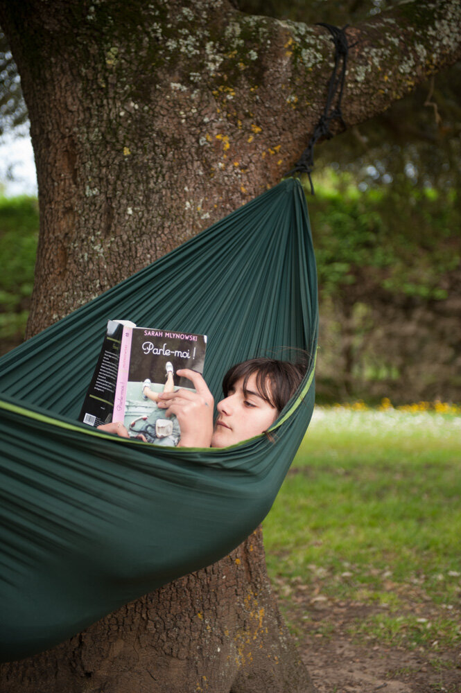  Jeune ado en colonie de vacances, détente et lecture dans un hamac. Avec la CCAS. Saint Palais, France. Avril 2016 // Young teenager in summer camp, relaxing and reading in a hammock. With the CCAS. Saint Palais, France. April 2016. 