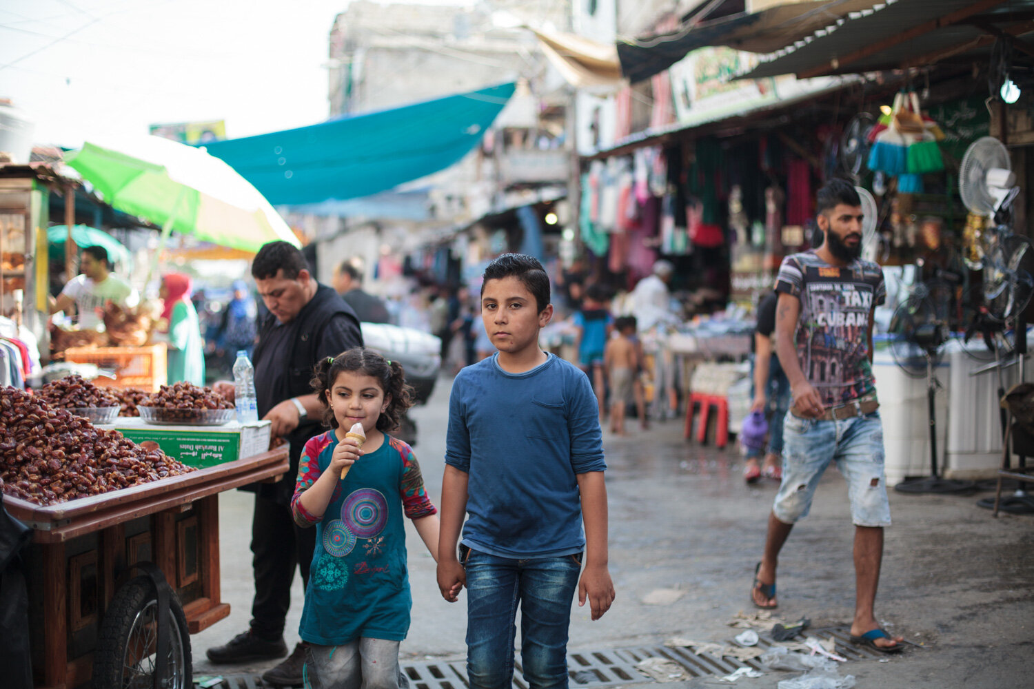  Camp de réfugiés de Chatila. Frère et soeur dans la rue. Avec Caritas France. Beyrouth, Liban. Juin 2017 // Chatila refugee camp. Brother and sister on the street. With Caritas France. Beirut, Lebanon. June 2017. 