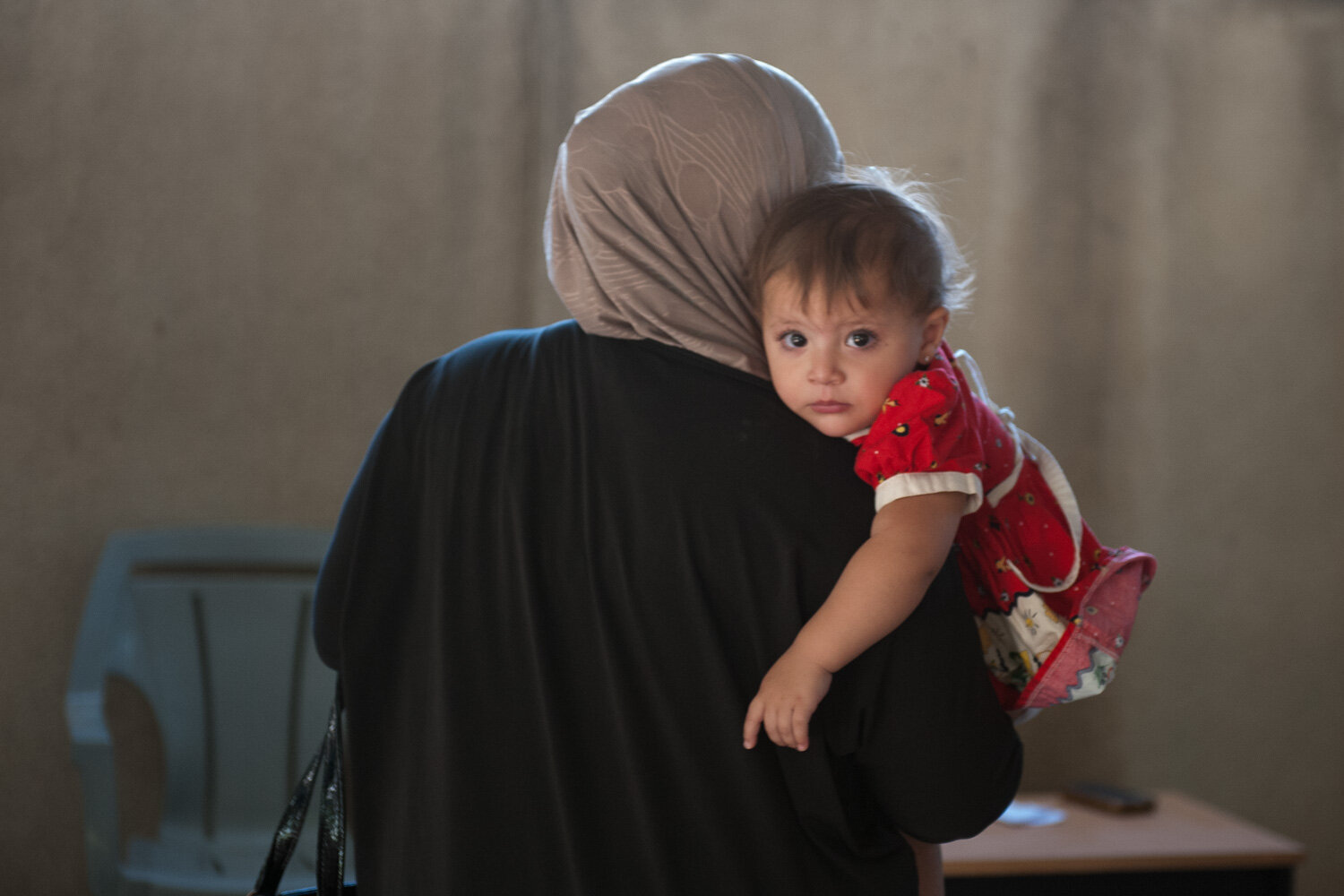  Mère et son enfant dans un centre d'accueil pour réfugiés syriens. Avec Caritas France. Amman, Jordanie. Juin 2017 // Mother and child in a reception center for Syrian refugees. With Caritas France. Amman, Jordan. June 2017. 