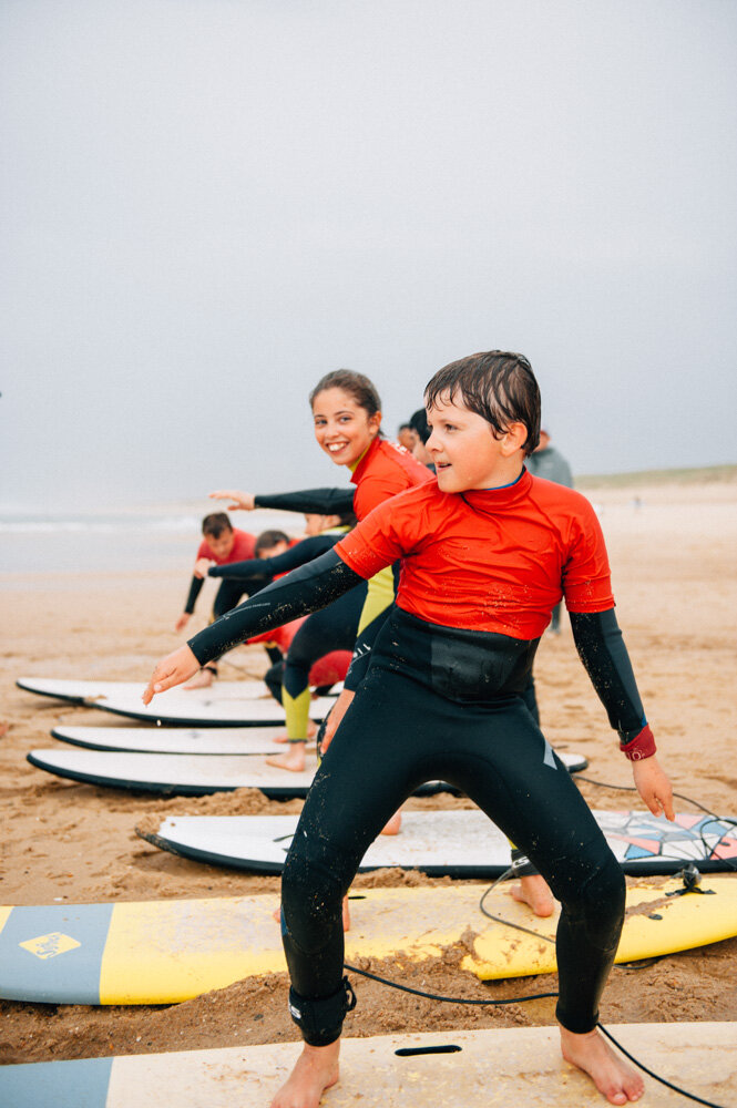  Des enfants prennent un cours de surf. Avec la CCAS. Saint Girons, France. Mai 2018 // Children take a surf lesson. With the CCAS. Saint Girons, France. May 2018. 