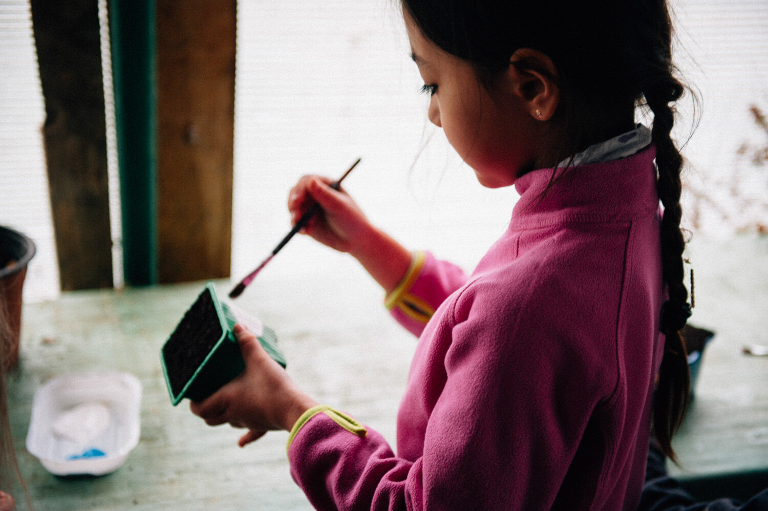  Enfants en colonie de vacances à la ferme pégadogique de Paillac. Atelier peinture. Avec la CCAS. Lavelanet de Comminges, France. Février 2018 // Children in summer camp at the Paillac educational farm. Painting workshop. With the CCAS. Lavelanet de