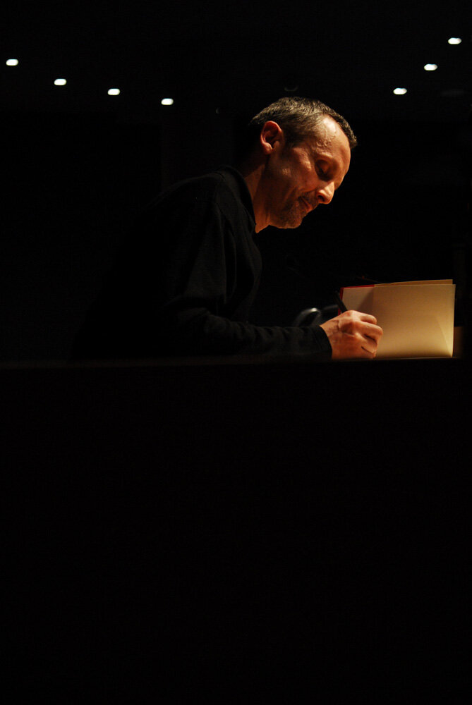  Mathieu RIBOULET, écrivain. Lors d'une séance de signature. Avec la Fondation Partage et Vie. Paris, France. Avril 2007 // Mathieu RIBOULET, writer. During a signing session. With the Partage et Vie Foundation. Paris, France. April 2007. 