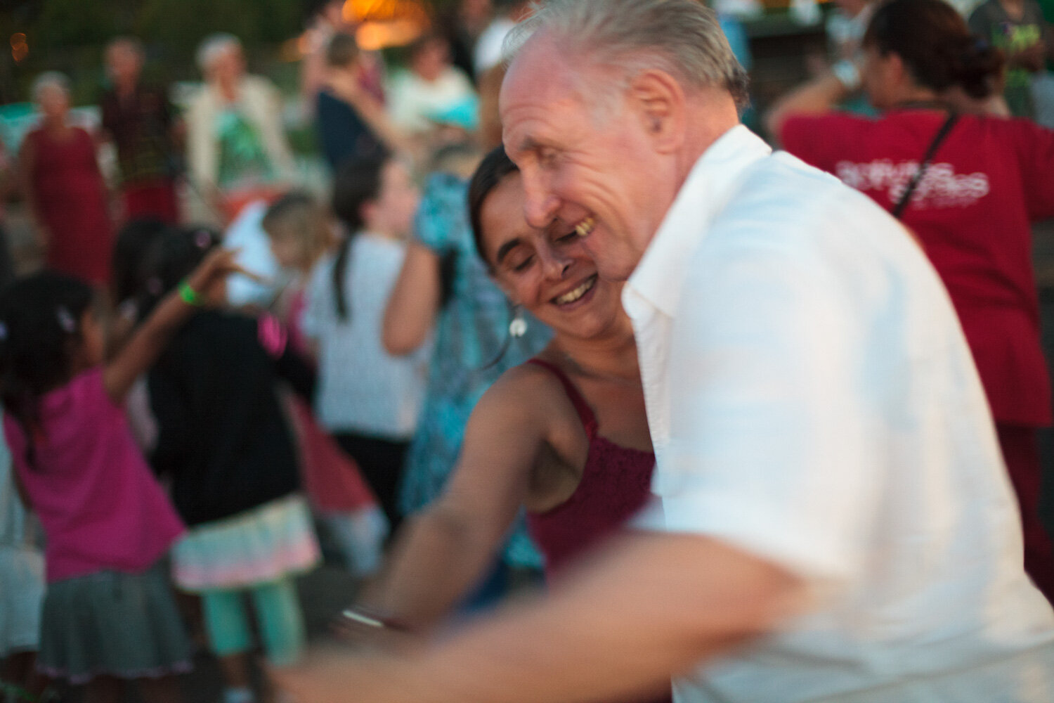  Des vacanciers lors d'une soirée festive. Avec la CCAS. Pleaux, France. Juillet 2015 // Vacationers at a festive evening. With the CCAS. Pleaux, France. July 2015. 