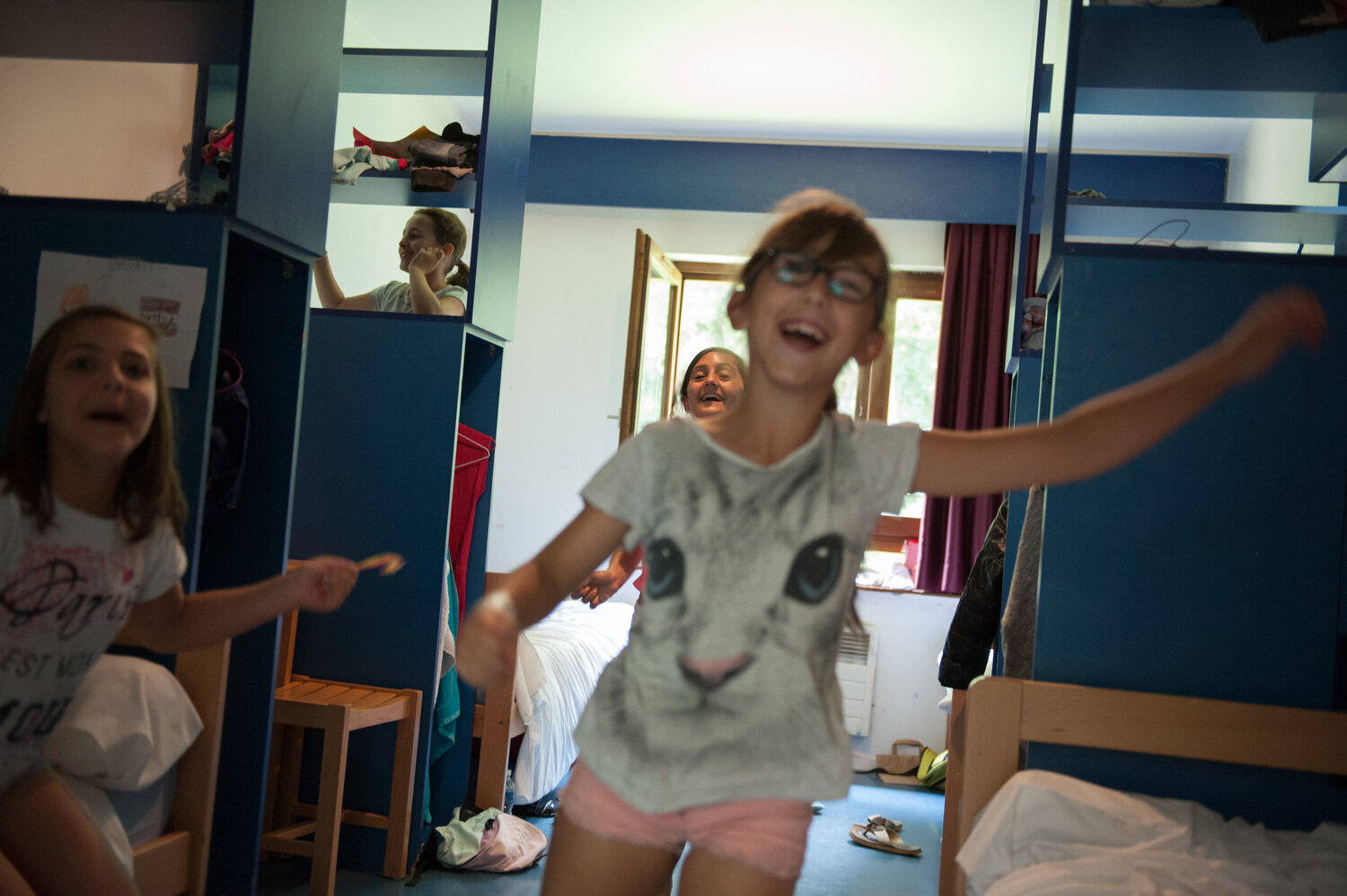  Des enfants en colonies de vacances. Vie quotidienne dans les chambres. Avec la CCAS. Vaudagne, France. Juillet 2016 // Children in summer camps. Daily life in the rooms. With the CCAS. Vaudagne, France. July 2016. 