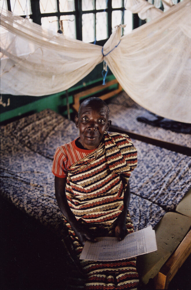  Une dame dans un centre de nutrition thérapeuthique avec son bilan de santé. Avec Solidarités International. Burundi. 2002 // A lady in a therapeutic nutrition center with her health check. With Solidarités International. Burundi. 2002. 