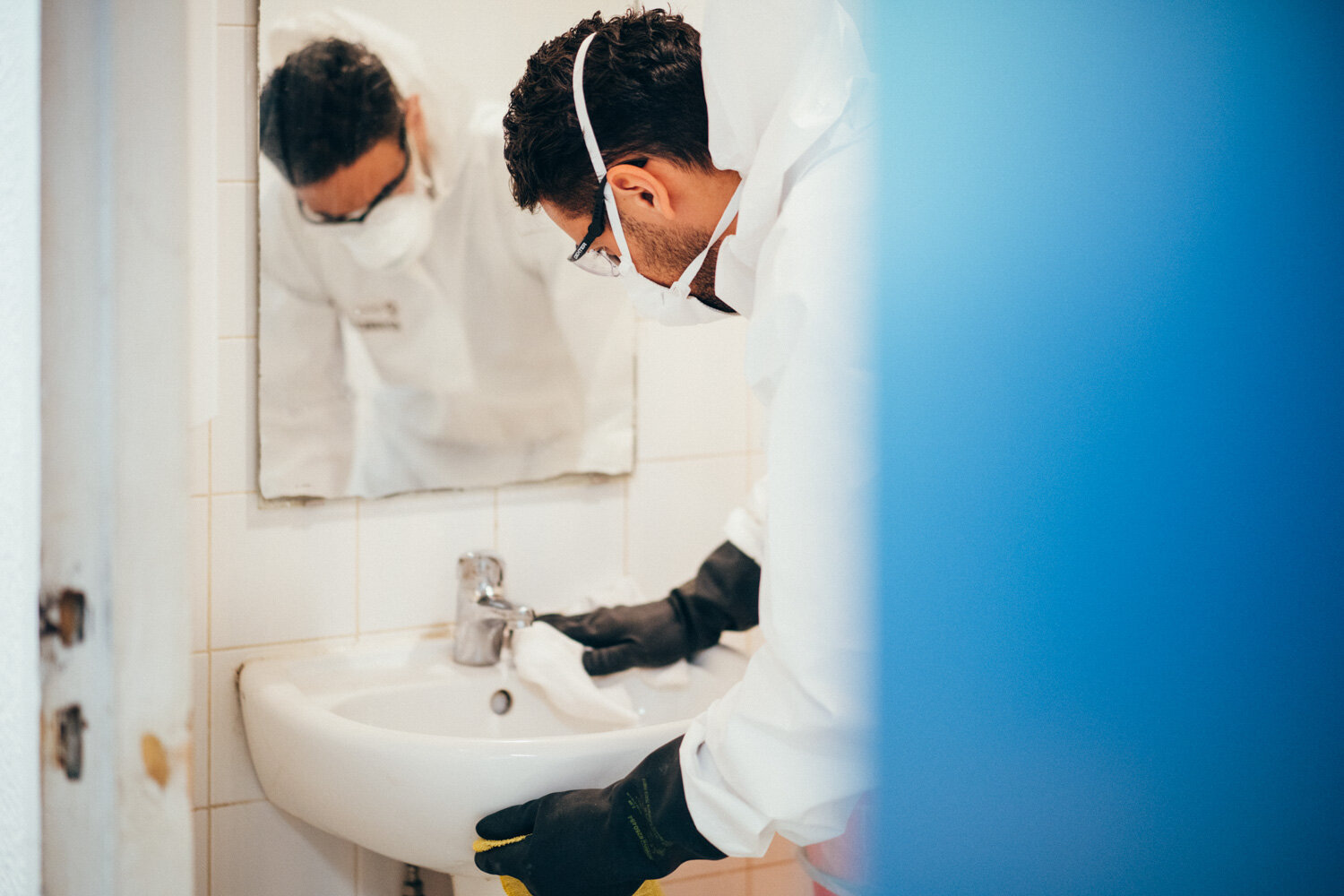  Réouverture des douches d'un accueil de jour pour sans abris à Bordeaux. Nettoyage et désinfection de l'ensemble des locaux entre chaque douche. Avec Caritas France. Bordeaux, le 14 avril 2020 // Reopening of the showers of a day reception for homel