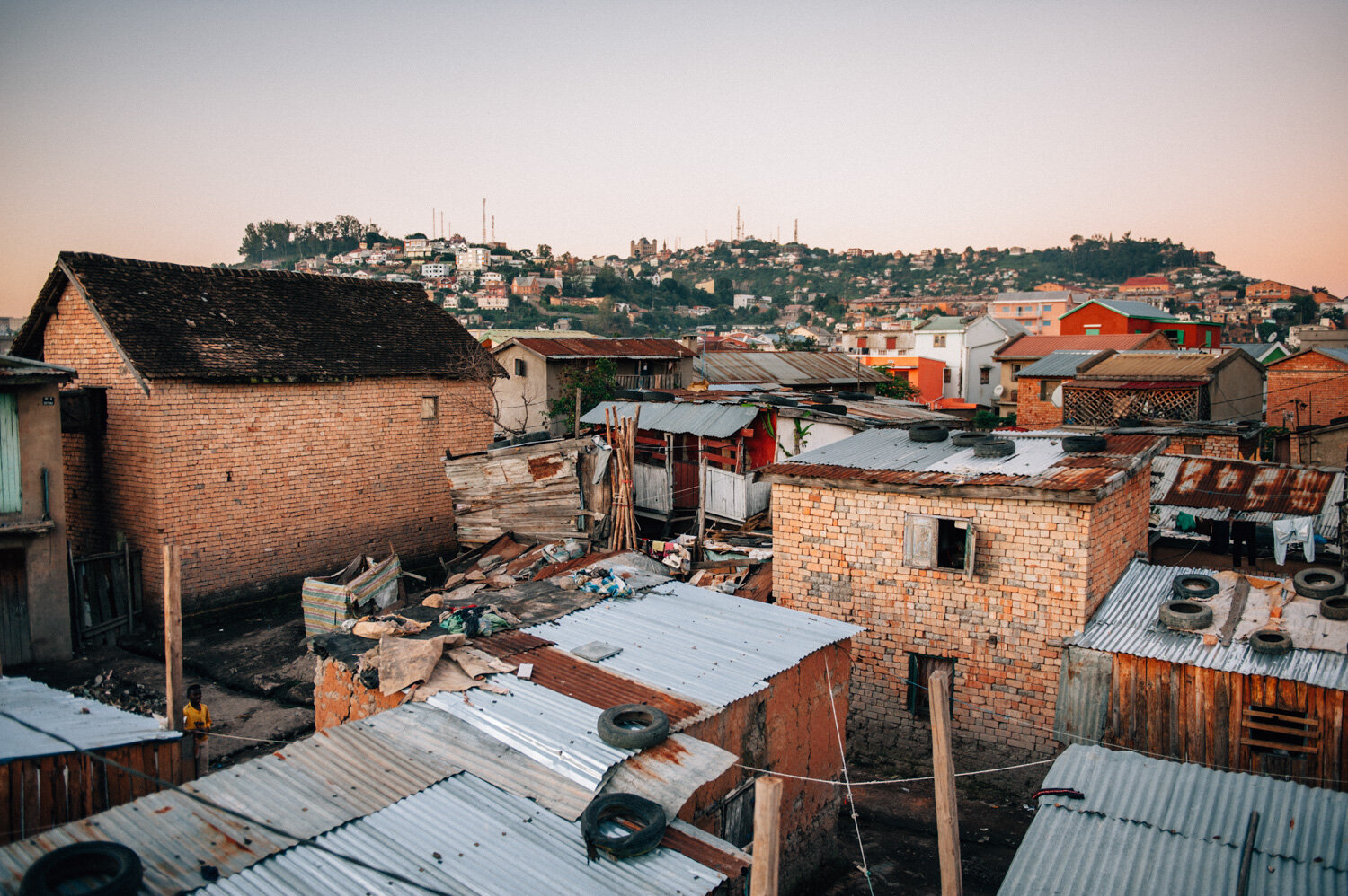 Enfants des rues. Lieux d’habitation. Bas quartiers. Tananarive. Avril 2018 // Street children. Places of habitation. Low quarters. Antananarivo. April 2018. 