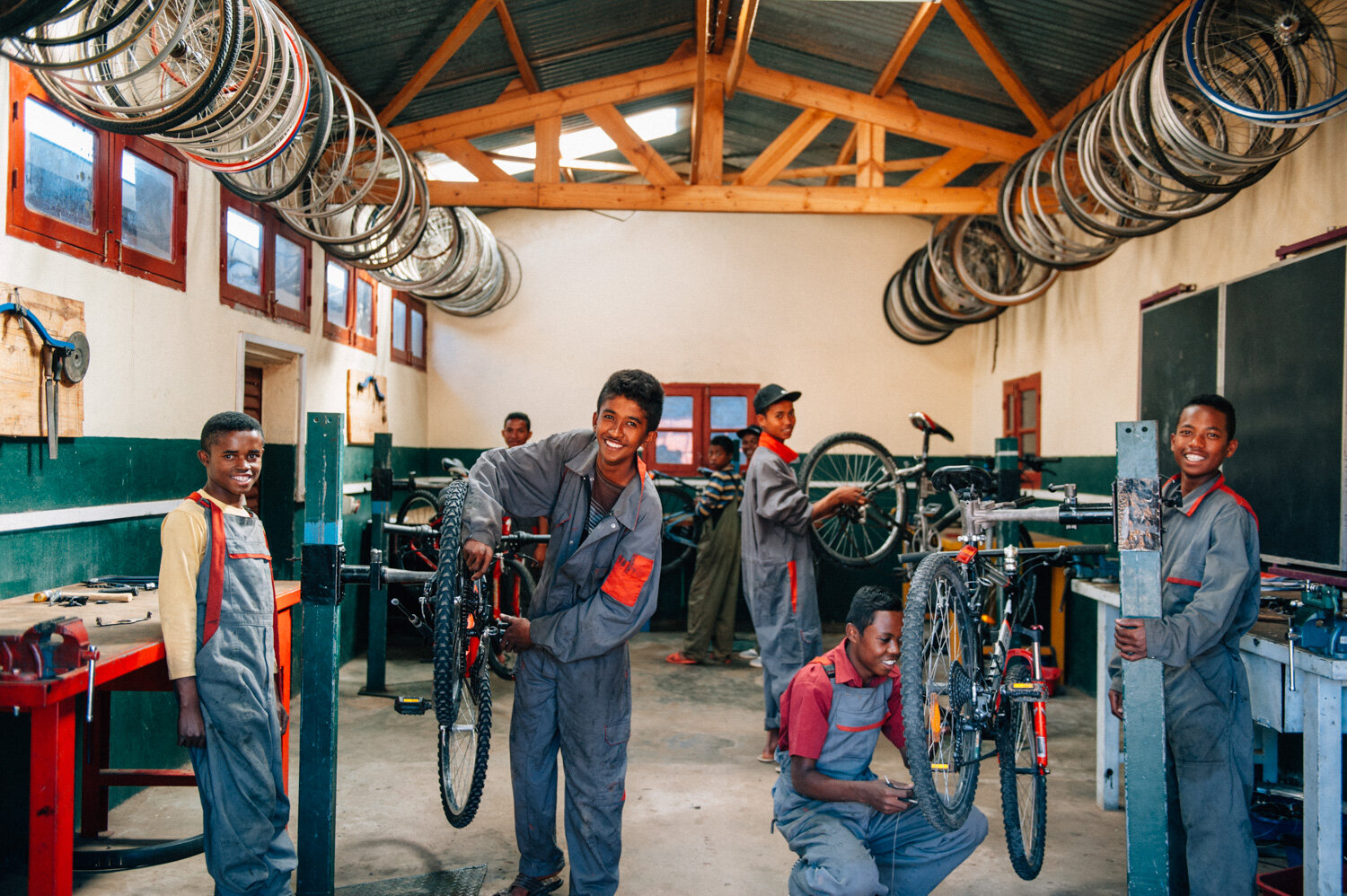  Enfants des rues. Formation professionnelle mécanique vélo. Antsirabe. Avril 2018 // Street children. Professional mechanical bicycle training. Antsirabe. April 2018. 