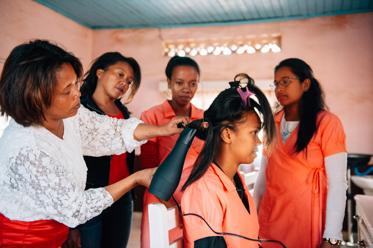  Enfants des rues. Formation professionnelle coiffure. Tananarive. Avril 2018 // Street children. Professional hairdressing training. Antananarivo. April 2018. 