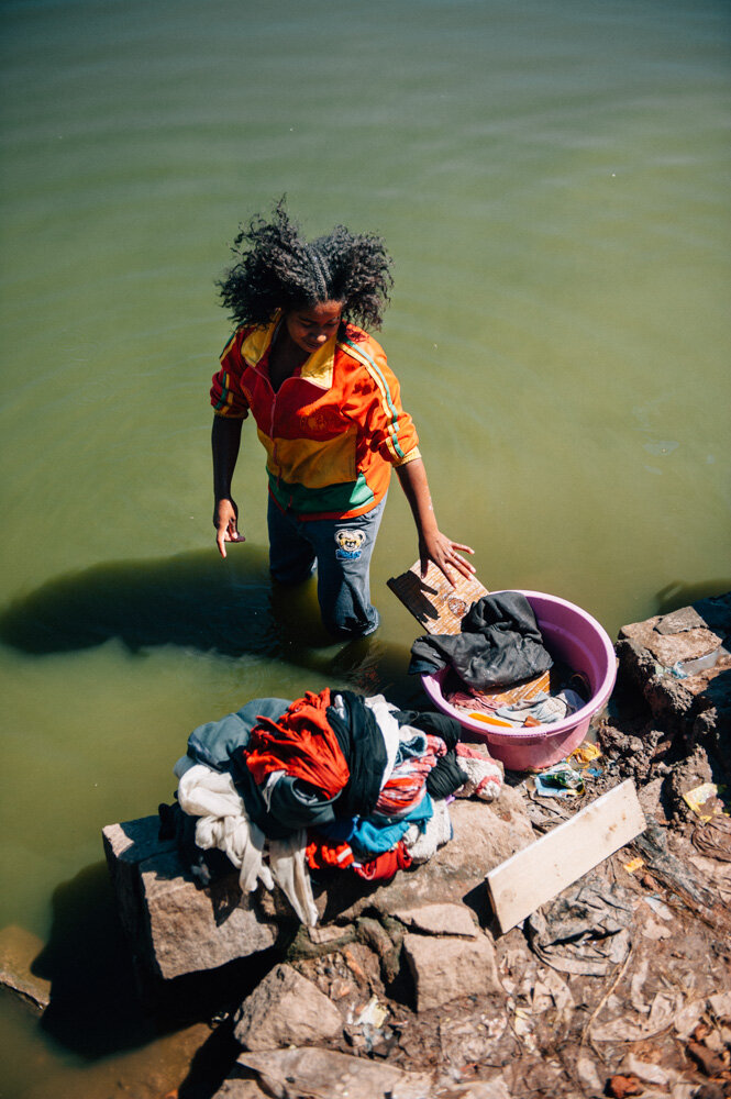  Une femme lave son linge à la main dans les marais. Tananarive. Avril 2018 // A woman washes her laundry by hand in the swamps. Antananarivo. April 2018. 