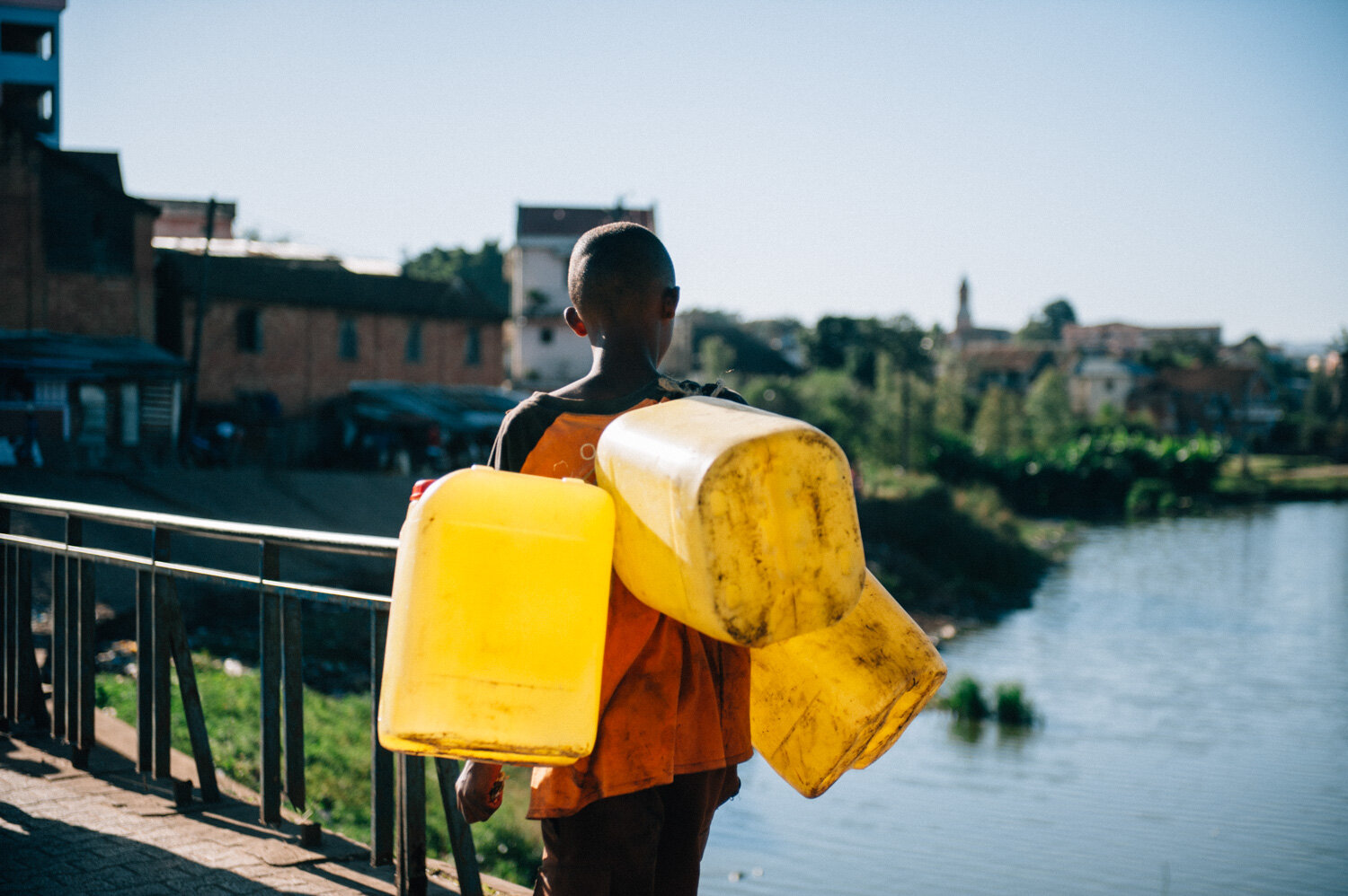  Un homme vient remplir des bidons d’eau. Antsirabe. Avril 2018 // A man comes to fill cans of water. Antsirabe. April 2018. 