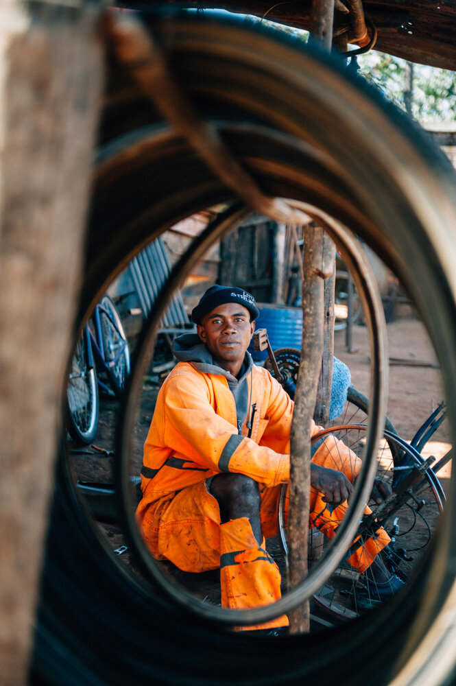  Ancien enfant des rues. Solofo, 38 ans, après une formation professionnelle, possède son atelier de réparation vélos. Antsirabe. Avril 2018 // Former street child. Solofo, 38, after professional training, has his bicycle repair workshop. Antsirabe. 