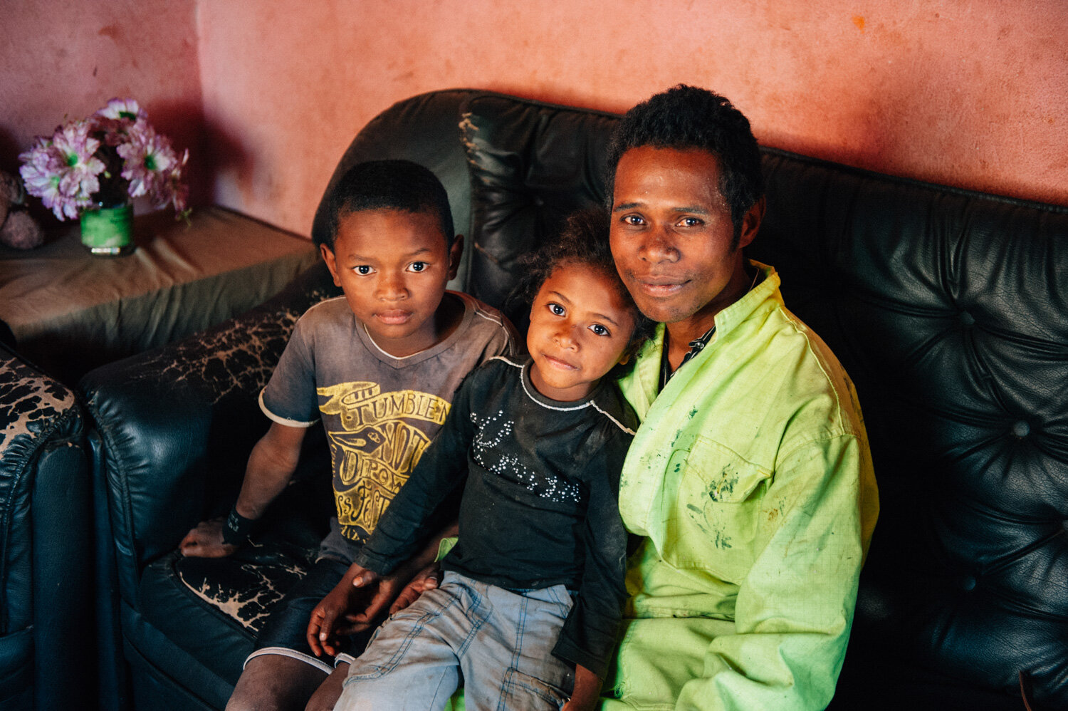  Ancien enfants des rues, Pascal, 33 ans, après formation professionnelle, a son entreprise de menuiserie. Avec ses enfants. Antsirabe. Avril 2018 // Former street children, Pascal, 33, after professional training, has his carpentry business. With he