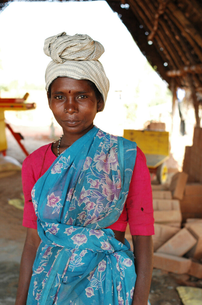  Jeune femme employée à reconstruire des maisons après le tsunami. Avec la Fondation de France. Tamil Nadu, Inde. Mars 2006 // Young woman employed to rebuild houses after the tsunami. With the Fondation de France. Tamil Nadu, India. March 2006. 