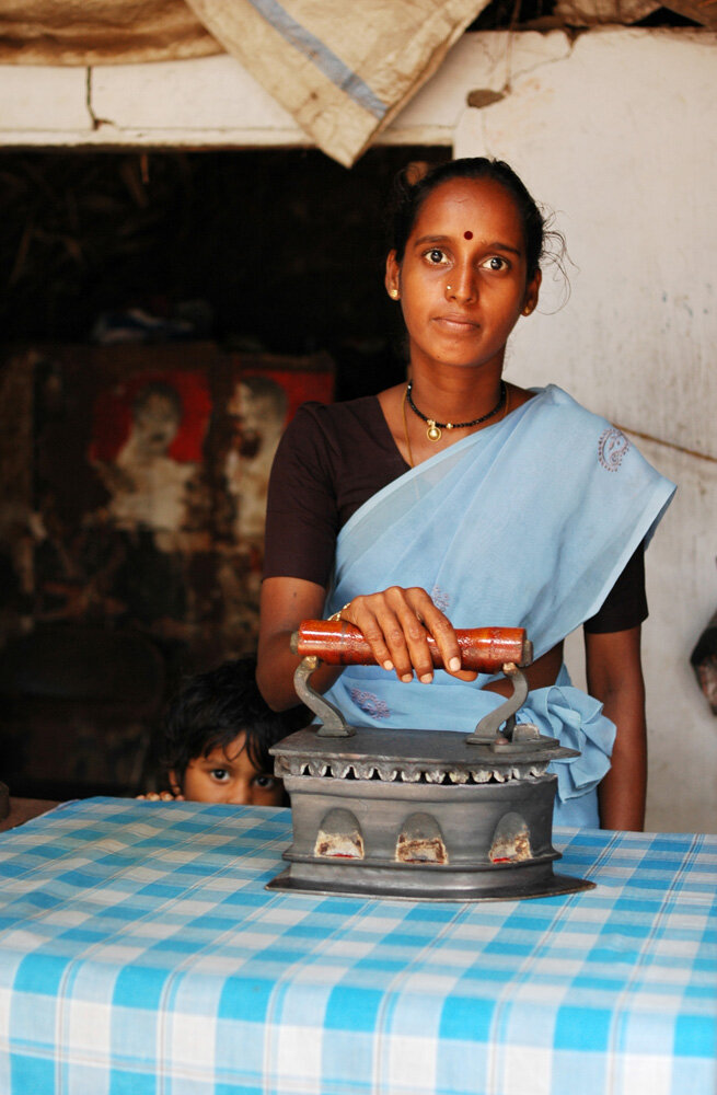  Suite au tsunami, une repasseuse a bénéficié des programmes de micro-crédits. Avec la Fondation de France. Tamil Nadu, Inde. Octobre 2006 // Following the tsunami, an ironer benefited from micro-credit programs. With the Fondation de France. Tamil N