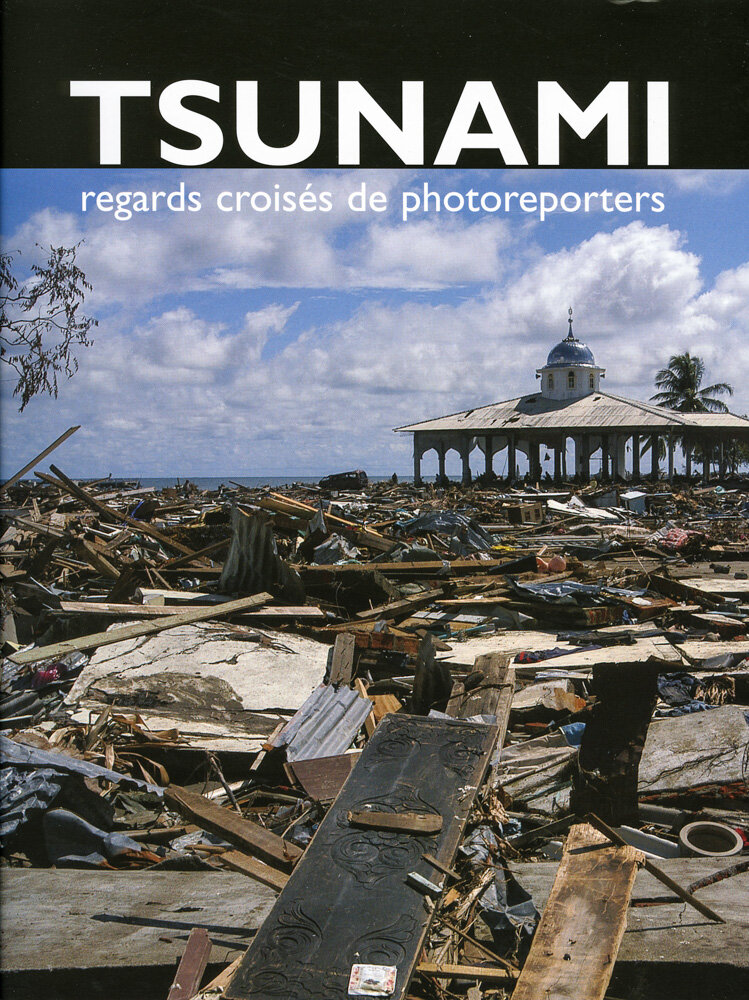  Livre  Tsunami : Regards Croisés , éditions p.l.a.g.e., préface de Jean-François Leroy, ouvrage collectif, avec mes images sur le tsunami en Indonésie. Avec la Croix Rouge Française. Novembre 2005 // Book  Tsunami : Regards Croisés,  editions p.l.a.