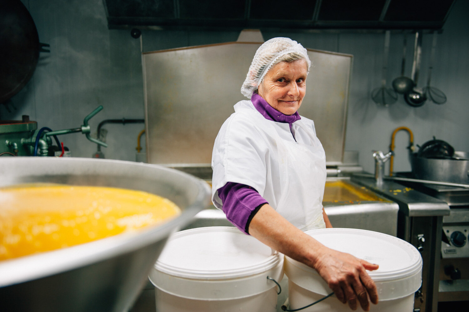  Cuisinière de l'association Questions de culture. Fabrication de soupe bio. Avec la Région Nouvelle Aquitaine. Prigonrieux, France. Décembre 2017 // Cook of the association Questions de culture. Manufacture of organic soup. With the New Aquitaine Re