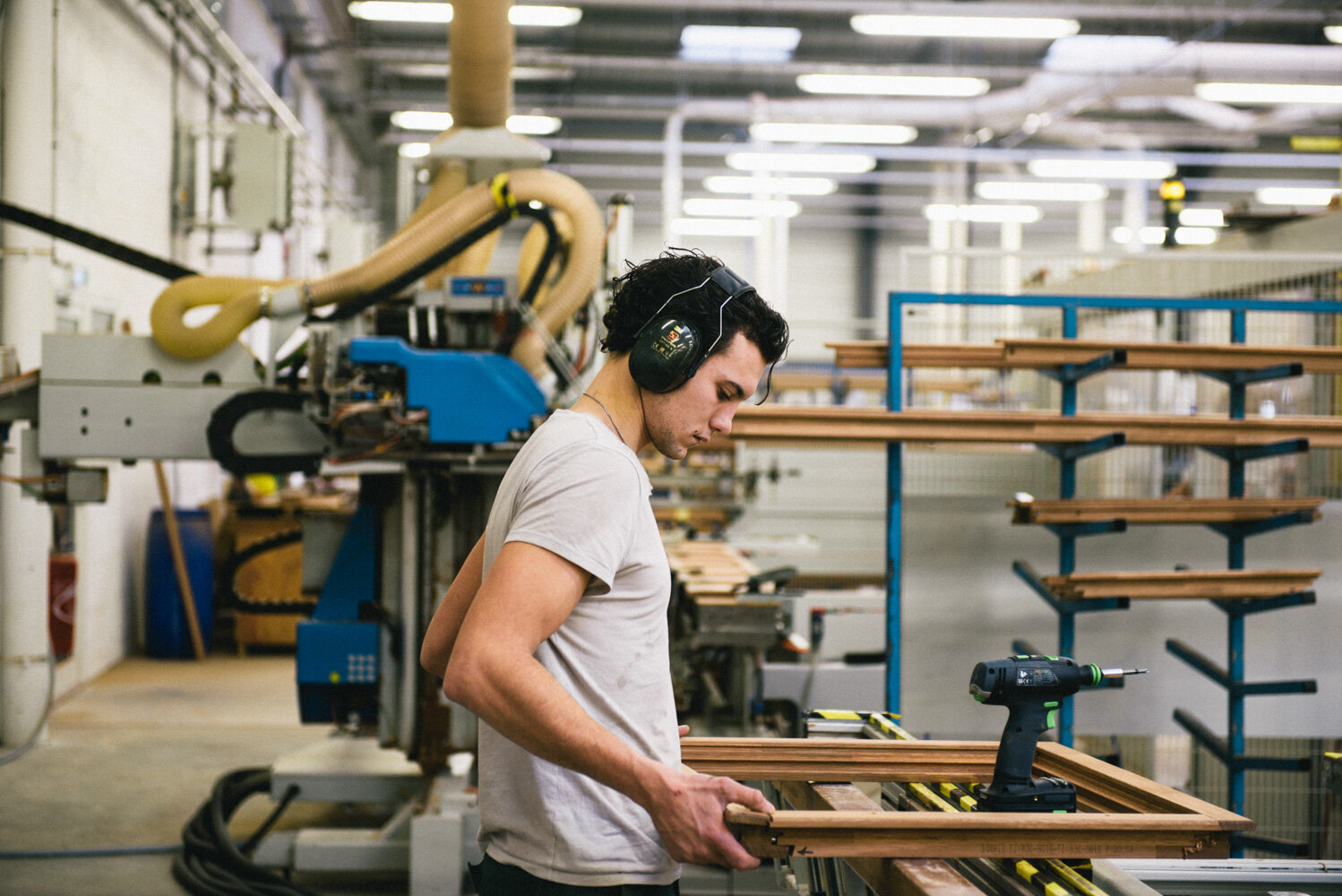  Employé sur une ligne de production de l'entreprise de menuiserie Atulam. Avec la Région Nouvelle Aquitaine. Jarnages, France. Janvier 2019 // Employee on a production line of the carpentry company Atulam. With the New Aquitaine Region. Jarnages, Fr