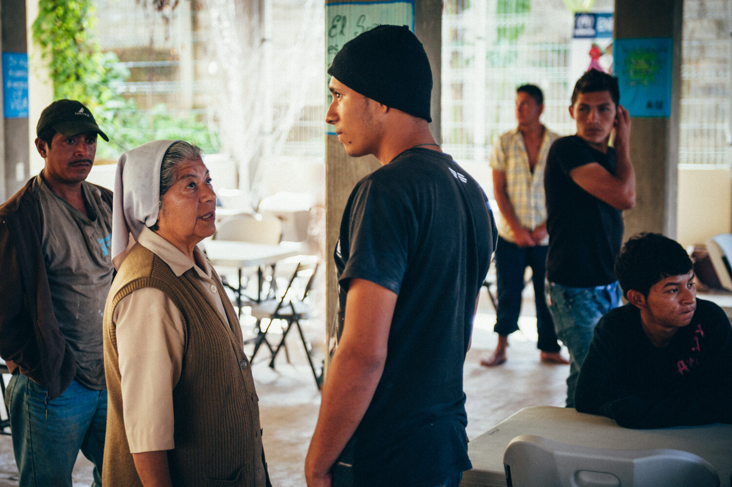  Des migrants épuisés sont accueilis par Soeur Nelly Rios dans la maison de migrants de Palenque qui accueille pour 3 jours maximum. Repas, douche, soins médicaux et information sur les droits, les routes migratoires, et les risques à éviter. Palenqu