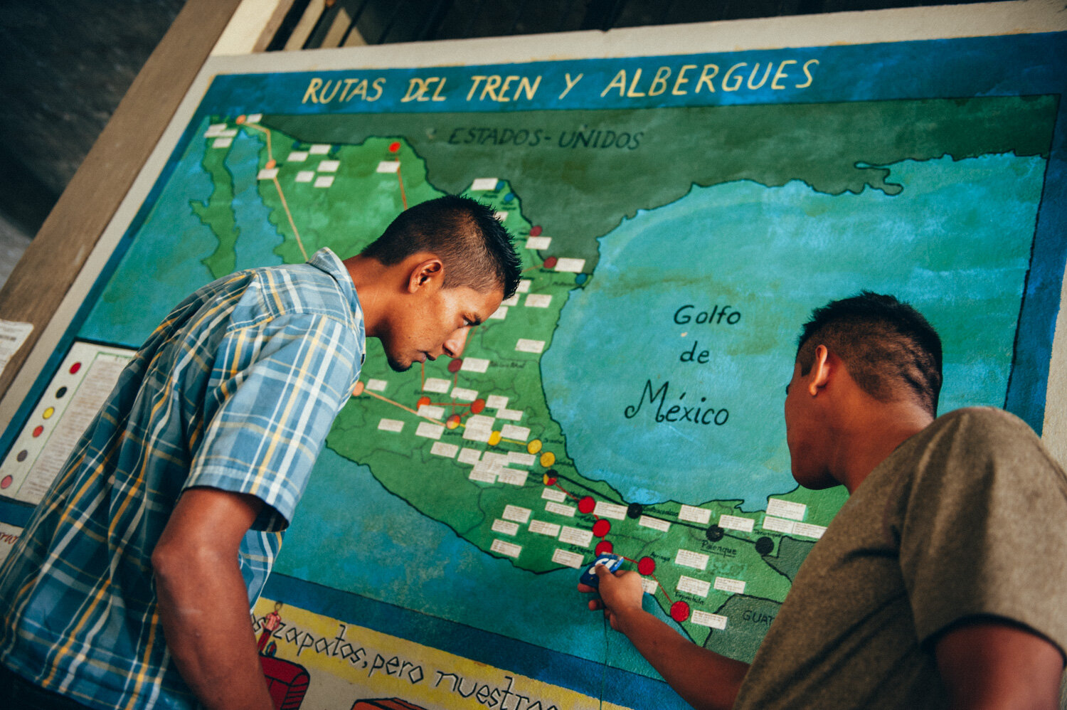  Des migrants préparent leur départ devant la grande carte de la maison de migrants de Palenque qui accueille pour 3 jours maximum. Repas, douche, soins médicaux et information sur les droits, les routes migratoires, et les risques à éviter. Palenque