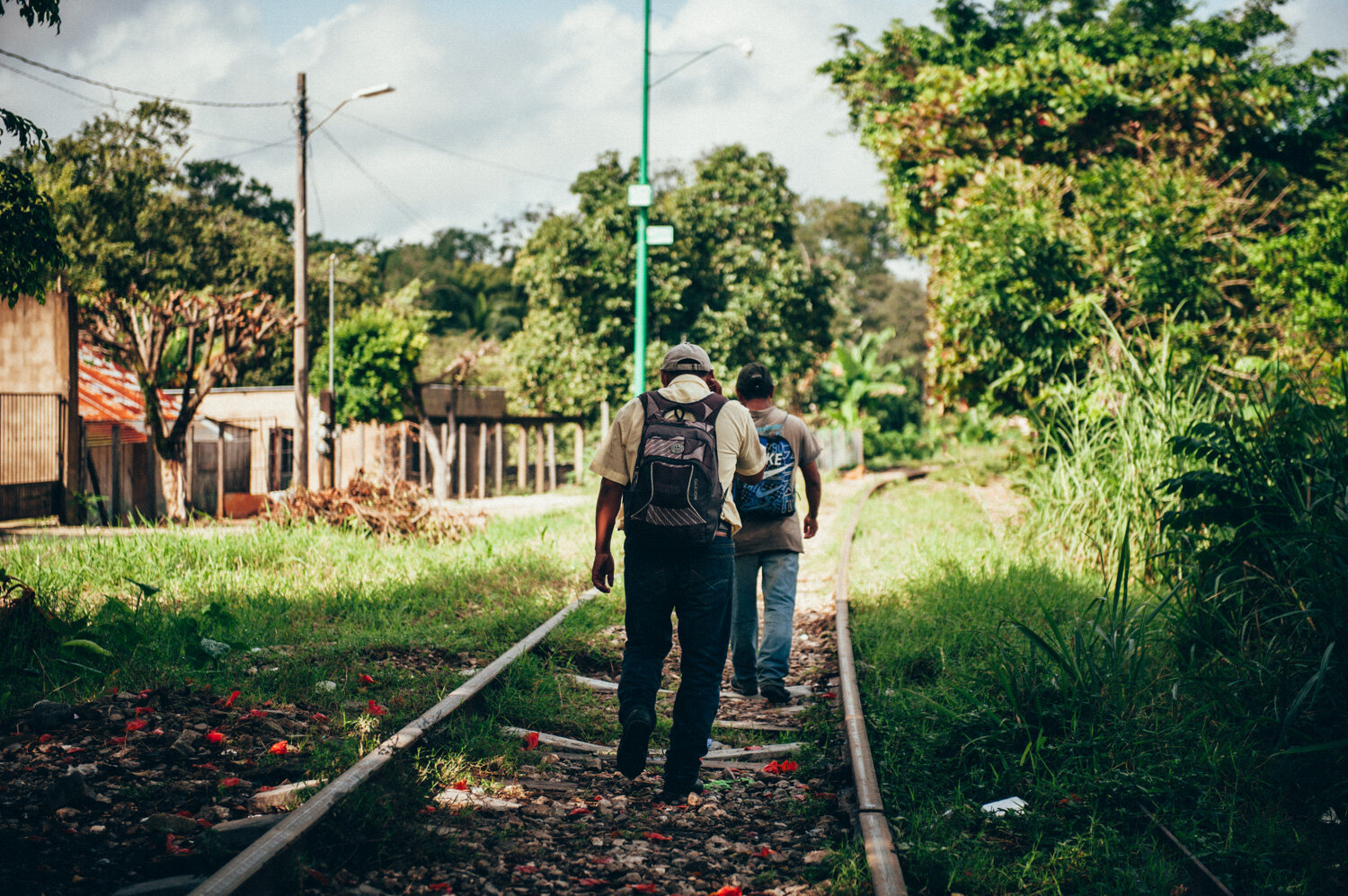  Des migrants repprennent la route après avoir repris des forces à la maison de migrants de Palenque qui accueille pour 3 jours maximum. Repas, douche, soins médicaux et information sur les droits, les routes migratoires, et les risques à éviter. Pal