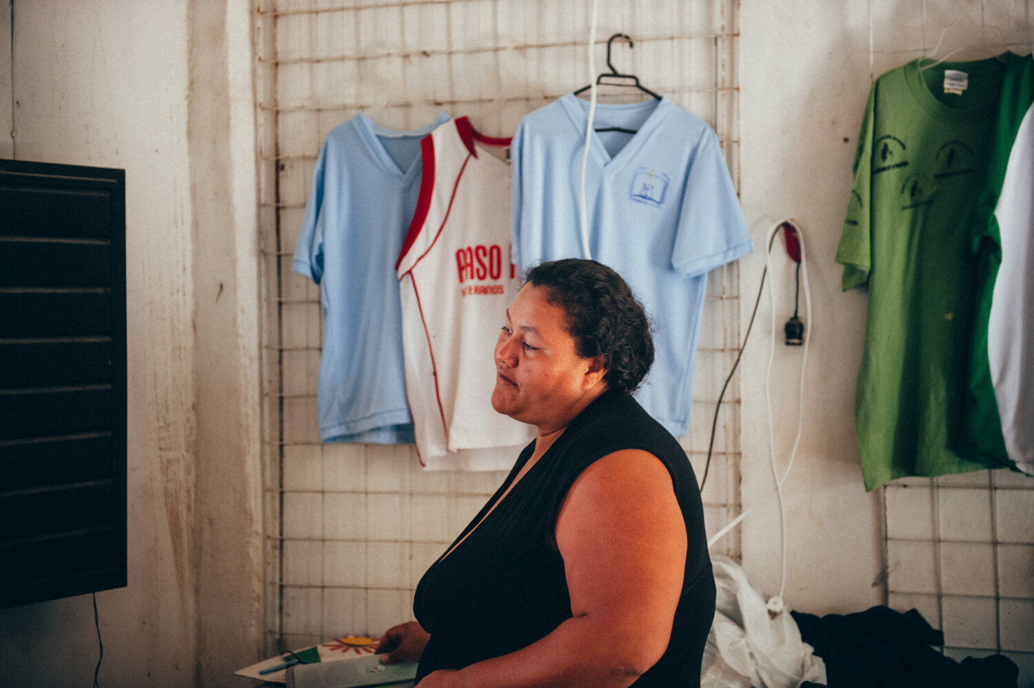  Elizabeth Ayala travaille dans un atelier de couture, grâce à l'ONG SJM Mexico elle a obtenu le statut de réfugiée après avoir migré d'Amérique centrale où sa famille était menacée de mort. Frontera Comalapa. Février 2016 // Elizabeth Ayala works in